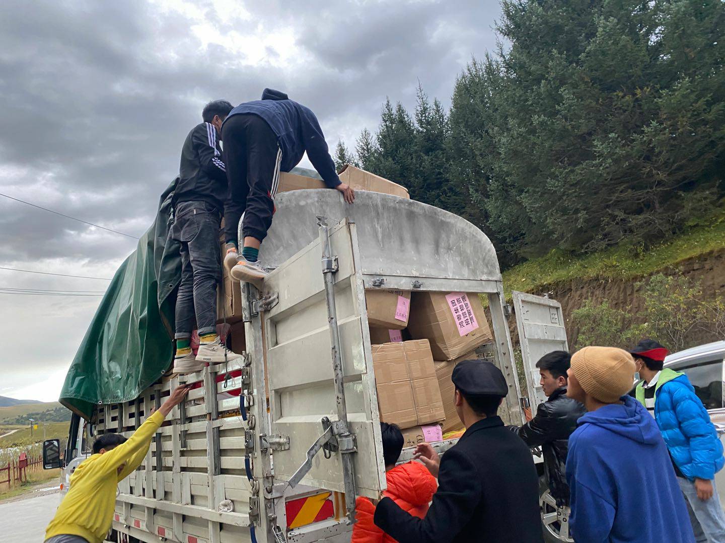 江南官方注册-江南(中国)公益回顾丨家国同欢月同圆 温暖满载甘孜州(图5)